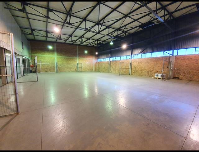 1,929M² WAREHOUSE TO LET IN CROWN